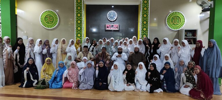 Syaikh Ahmad Umar Taj Mab'uts Da'i Al Azhar Asy Syarief Cairo Mesir, sedang menguji hafalan Al Qur'an santri murid Al Mashduqi Boarding School